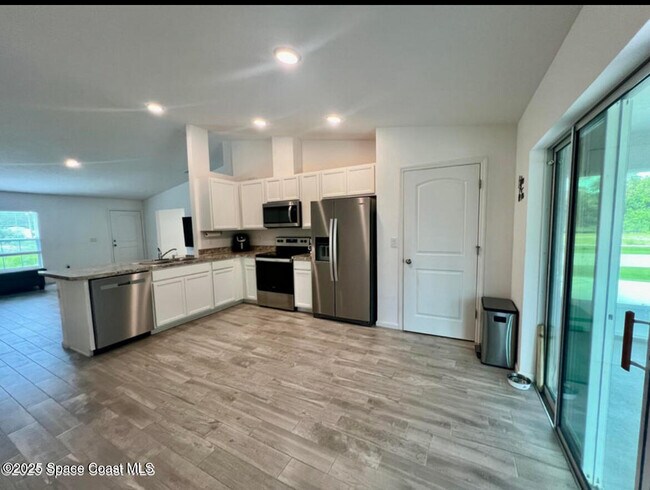 Building Photo - 499 Oakleaf St SW