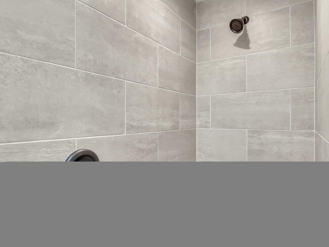 Building Photo - 544 W 17th Pl