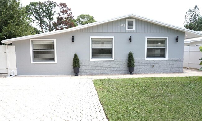 Building Photo - 403 Pinegrove Ave