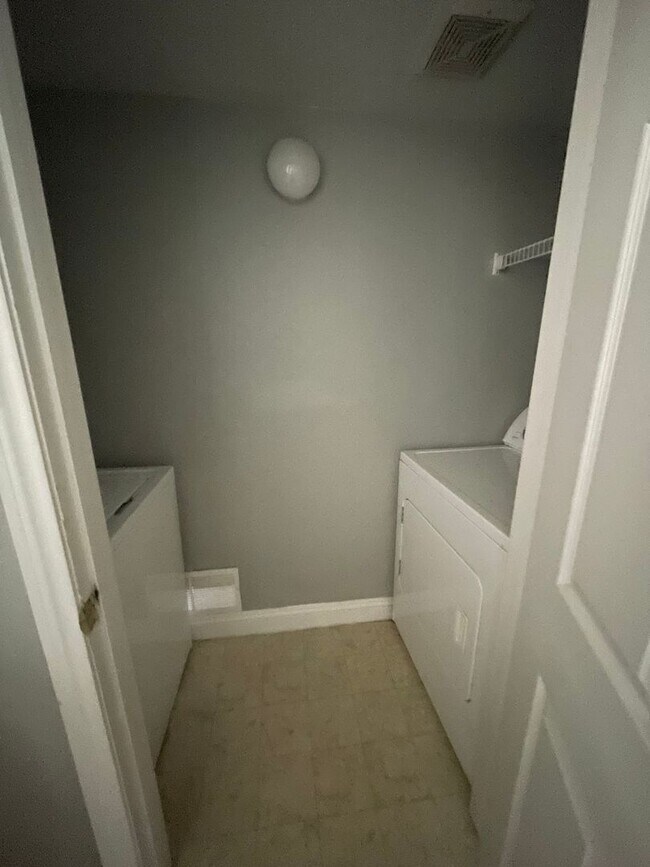 Building Photo - Cozy Condo