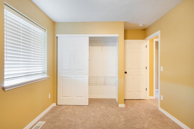 Building Photo - 3 Bedroom, 2 bathroom townhouse on Sunnyside Hill!