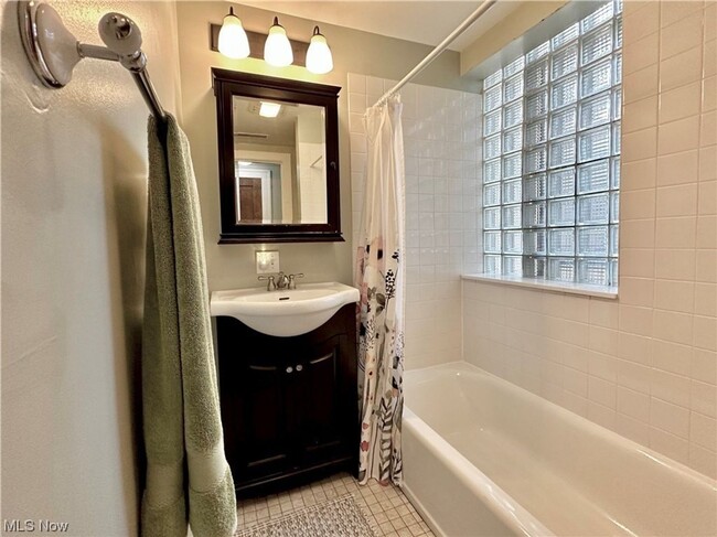 Building Photo - Charming 1-Bedroom Property in Prime Location
