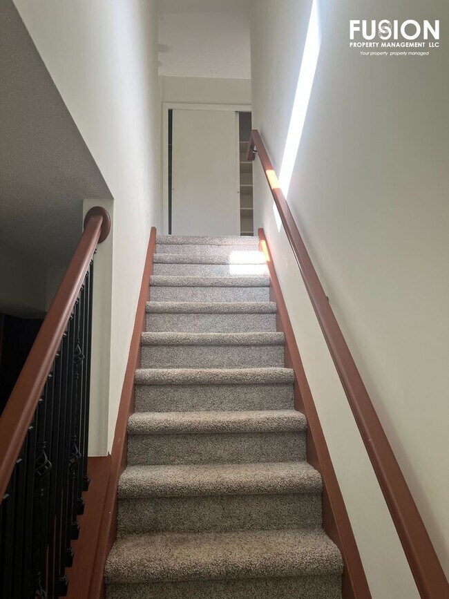 Building Photo - 3 Bedroom/2 Bathroom Condo Right Near Oakledge Park w/Pool!
