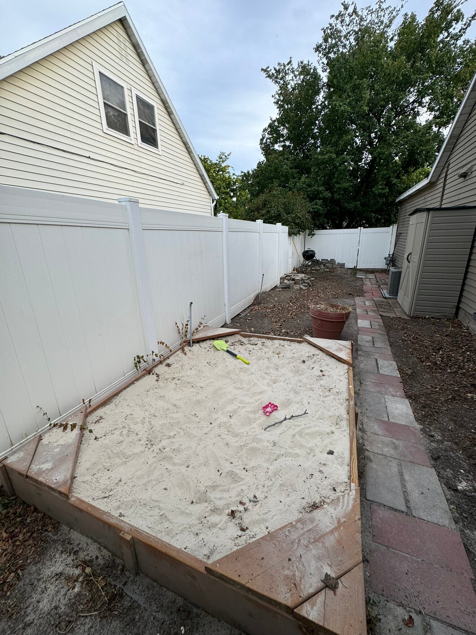 Building Photo - 992 Halcyon Dr