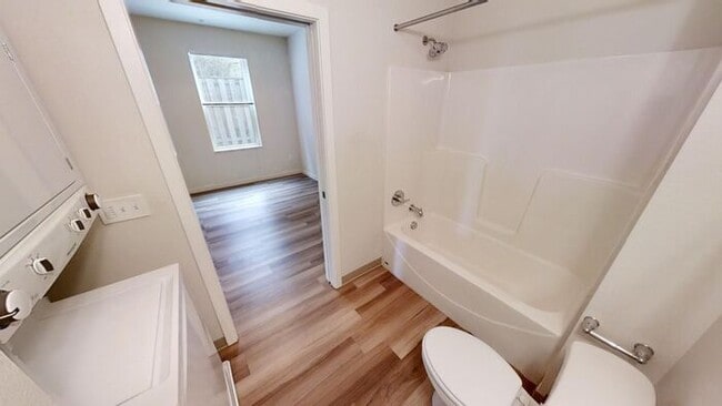 Building Photo - First Floor Front Facing Vibrant Stylish O...