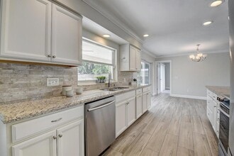 Building Photo - 798 SW 15th Ave