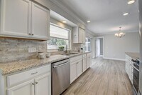 Building Photo - 798 SW 15th Ave