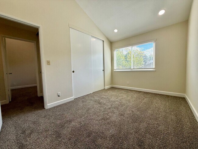 Building Photo - 105 Walnut Hill Ct