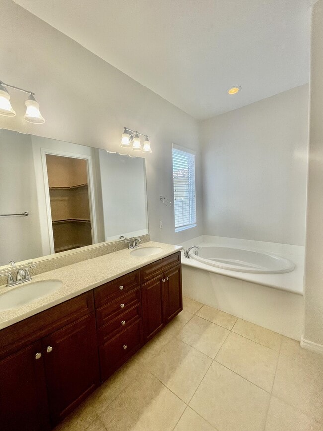 Building Photo - 5588 Paseo Famosa