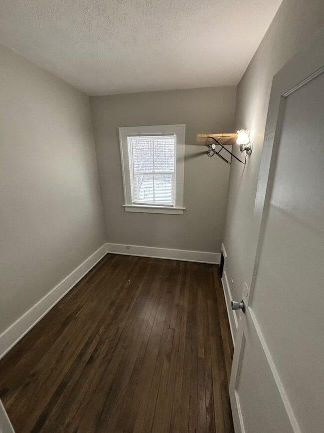 Building Photo - 827 Watson St SW