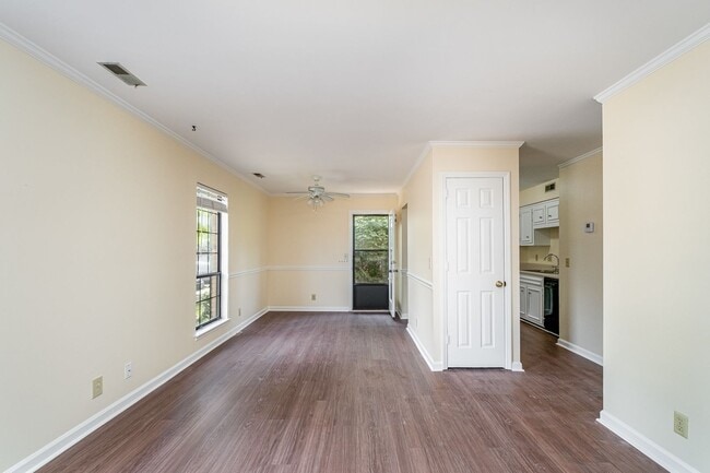 Building Photo - Desirable Brentwood Trace 2 Bedroom Condo ...