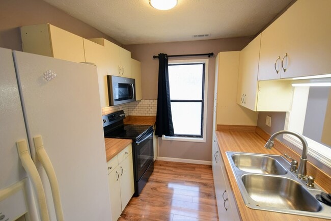 Building Photo - McArthur Place