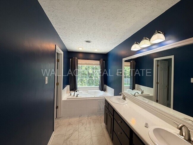 Building Photo - HARDIN VALLEY:  3 BEDROOM, 2.5 BATH IN BRI...