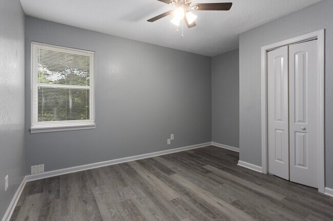 Building Photo - 577 NW Valleybrook Rd