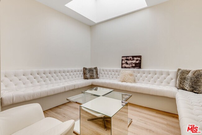 Building Photo - 6212 Santa Monica Blvd