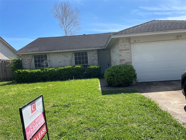 Building Photo - 16619 La Gloria Dr