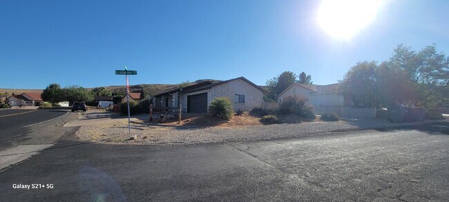 Building Photo - "Charming 3-Bed, 2-Bath Gem in St. George - Bloominton Hills  - Available March 2026