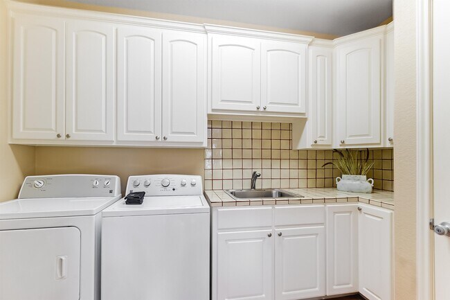 Building Photo - 327 Elm Lodge Dr