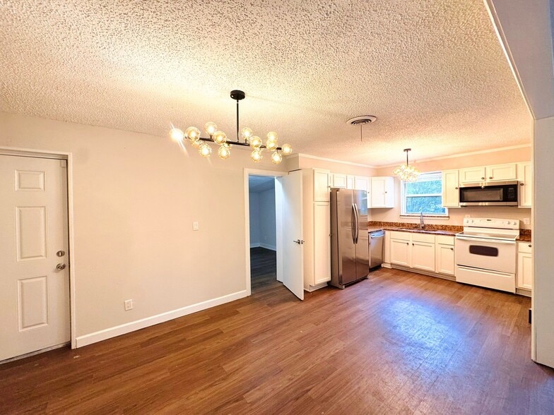 Building Photo - 2108 Burpee Dr