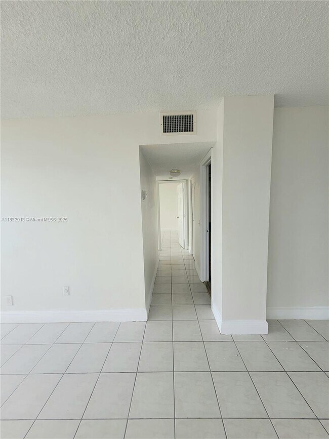 Building Photo - 2025 NE 164th St