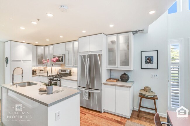 Building Photo - Modern 1BD/2BA Loft Just Minutes from Down...