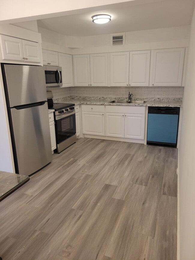 Building Photo - 3046 Newcastle A