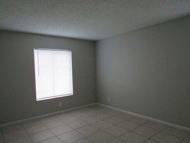 Building Photo - 703 Sunny Pine Way