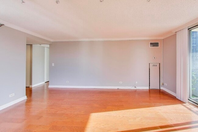 Building Photo - 1212 N La Salle Dr