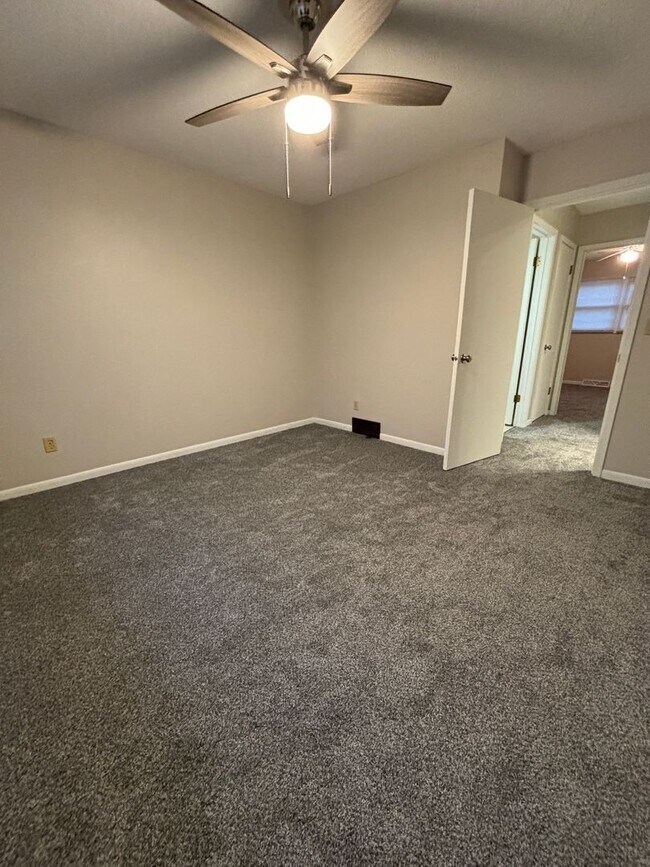 Building Photo - 2 Bedroom duplex in desirable Waterloo neighborhood!!