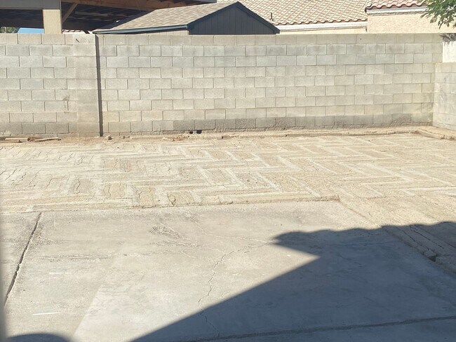 Building Photo - 4-BEDROOM HOUSE. REMODELED KITCHEN-NO HOA!