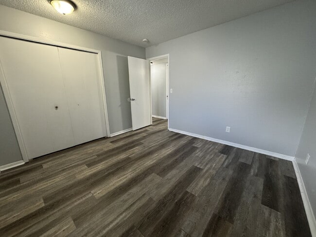 Building Photo - "Charming 2-Bed Gem with Full Bath in Springfield – Cozy 777 Sq Ft Haven Awaits!"