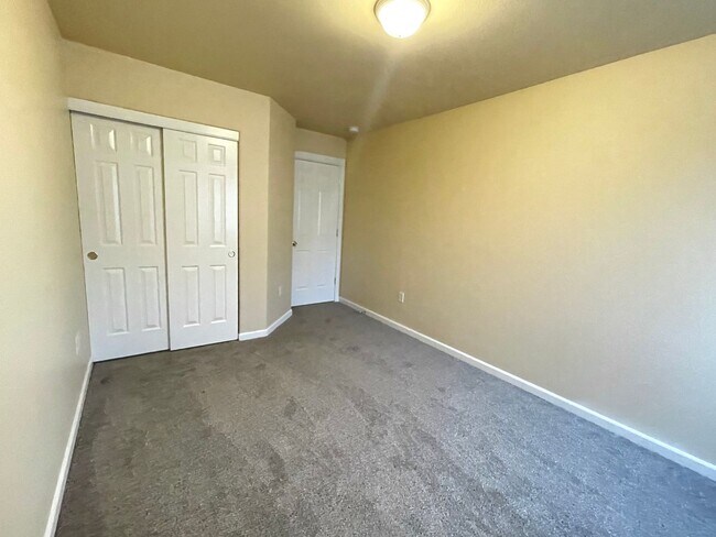 Building Photo - BEAUTIFUL TOWNHOME LOCATED IN REDMOND!
