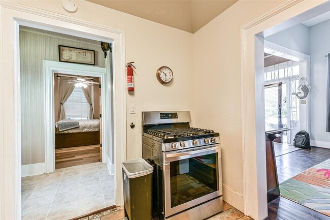 Building Photo - 1421 Winnie St