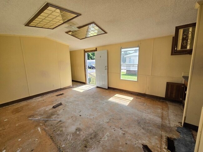 Building Photo - 2115 Cattail Cir