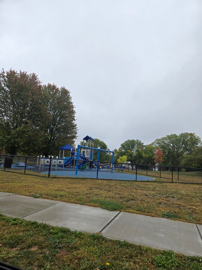 Building Photo - 102 11th St