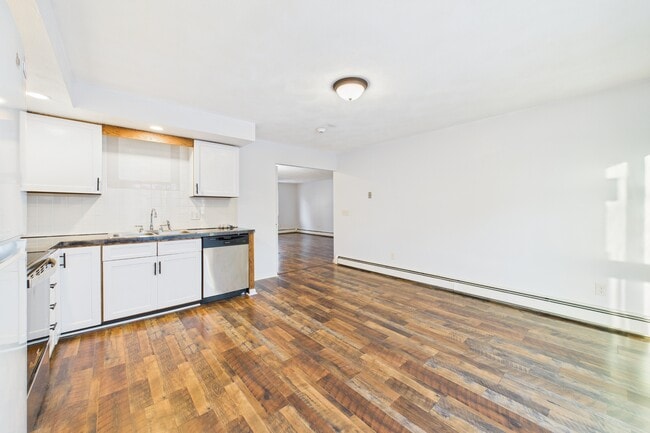 Building Photo - 20 Oak St