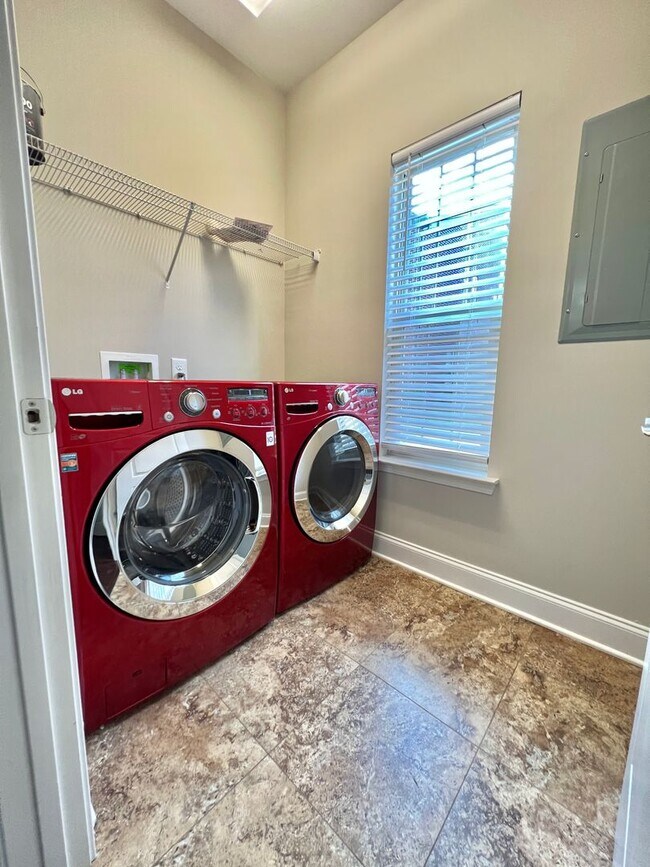 Building Photo - 3 Bed, 2.5 Bath Townhome 1 Mile from Downtown Franklin