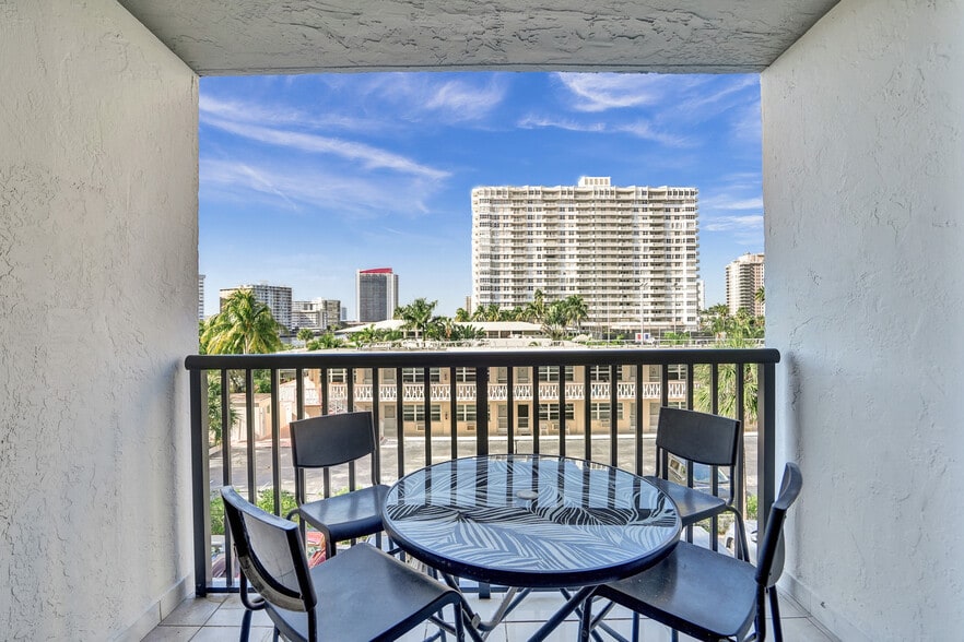 Building Photo - 2017 S Ocean Dr