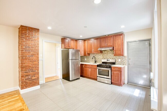 Building Photo - Updated 3 bedroom 1st floor apartment in Waterbury