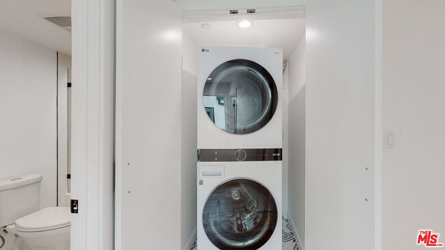 Building Photo - 6807 Gloria Ave