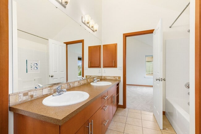 Building Photo - South Seattle 2 Bedroom 1.5 Bath Townhouse - 1 Car Garage