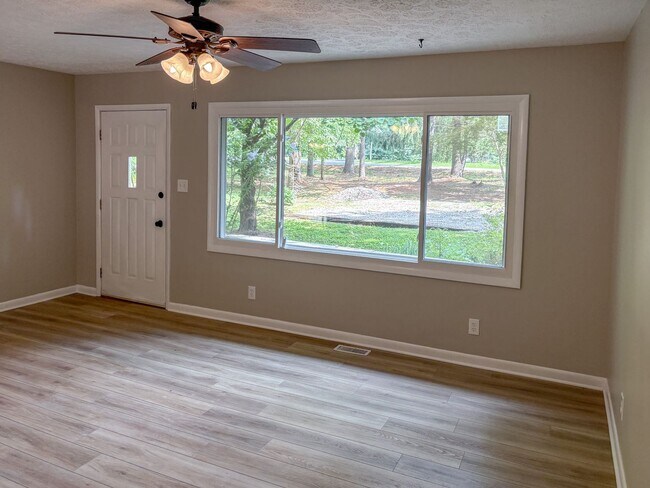 Building Photo - Single Family Residence
