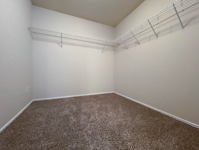 Building Photo - Spacious 4/BR 2.5/BA Two-Story Home with F...