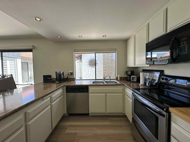 Building Photo - 2350 E Miramonte Cir