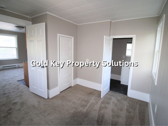 Building Photo - 919 E 6th St