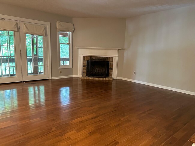 Building Photo - 3505 Lakeside Ct