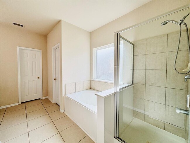Building Photo - 14851 Fir Knoll Way