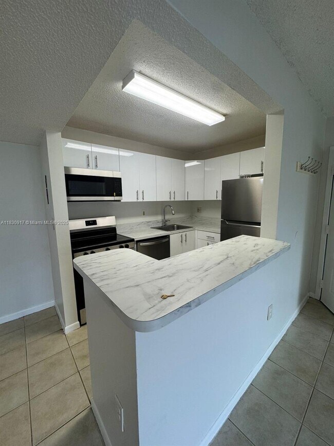 Primary Photo - 7180 NW 179th St