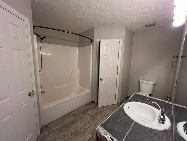 Building Photo - 3 BR 2 Bath home with 2 Car Garage and Hug...