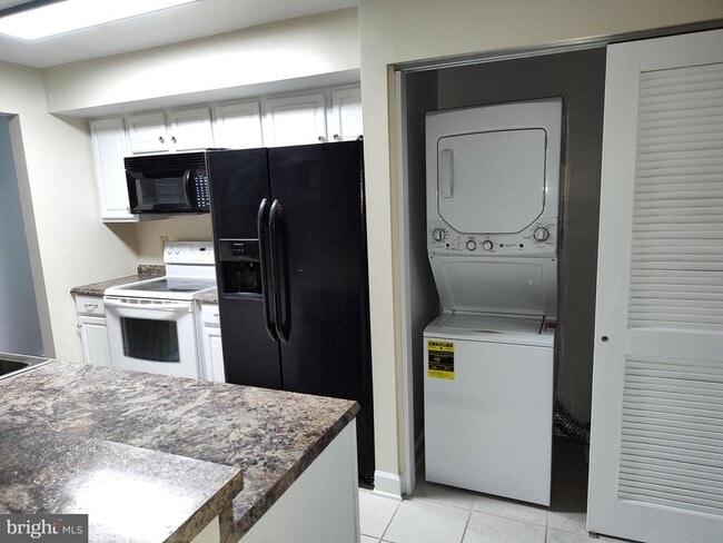 Building Photo - 8566 Dyott Ct